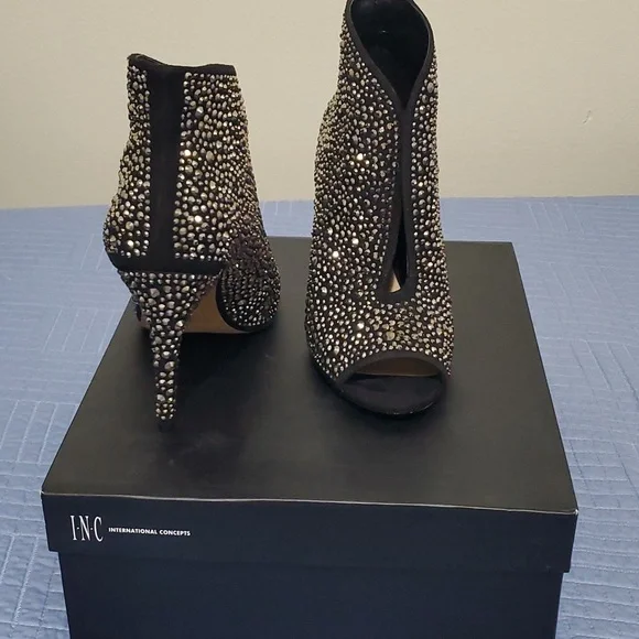 Shoes - Picture 2 of 8